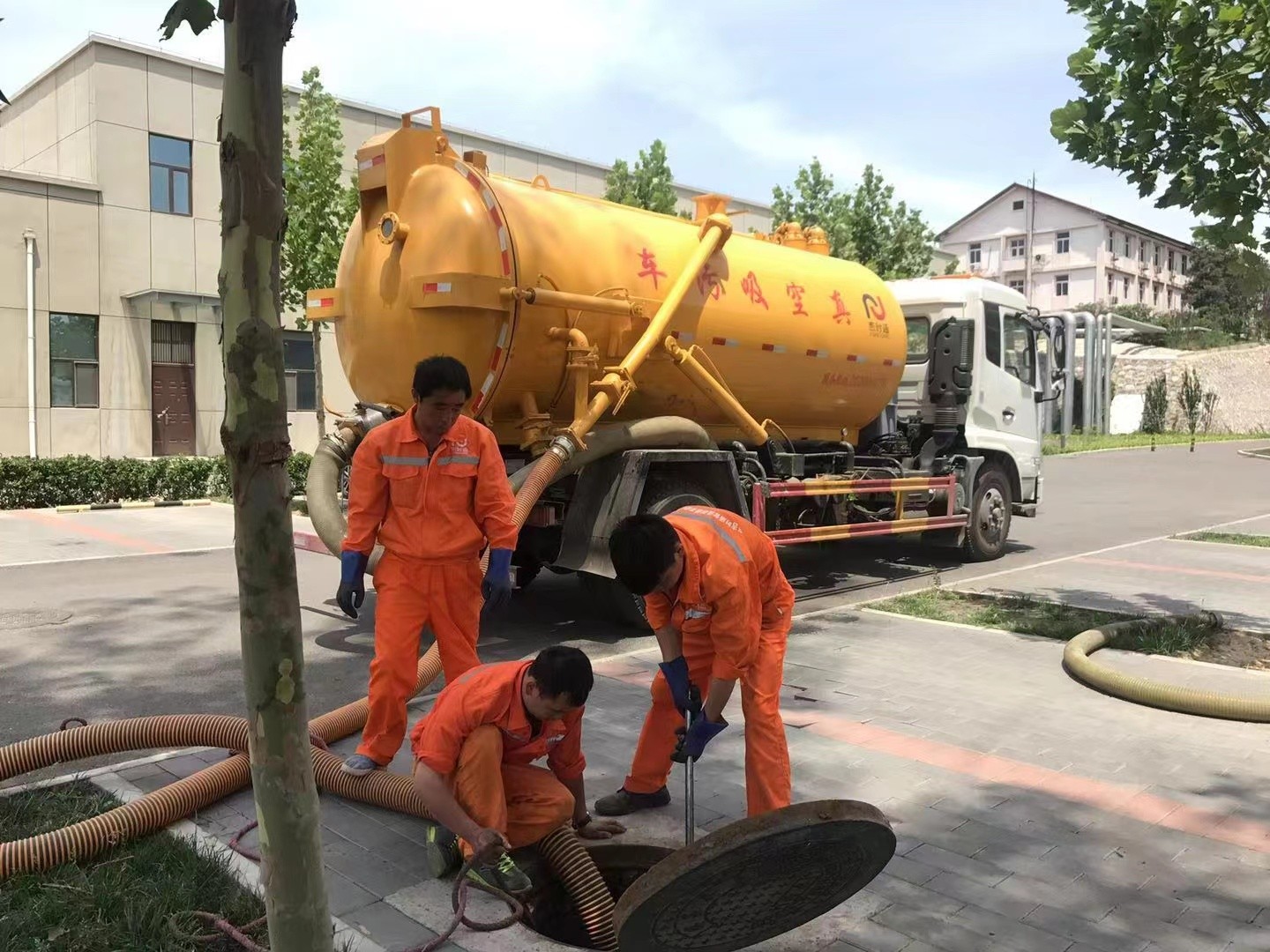 集安管道疏通车停在窨井附近