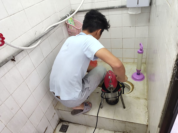 集安管道堵塞冒臭气 专业师傅现场解决问题
