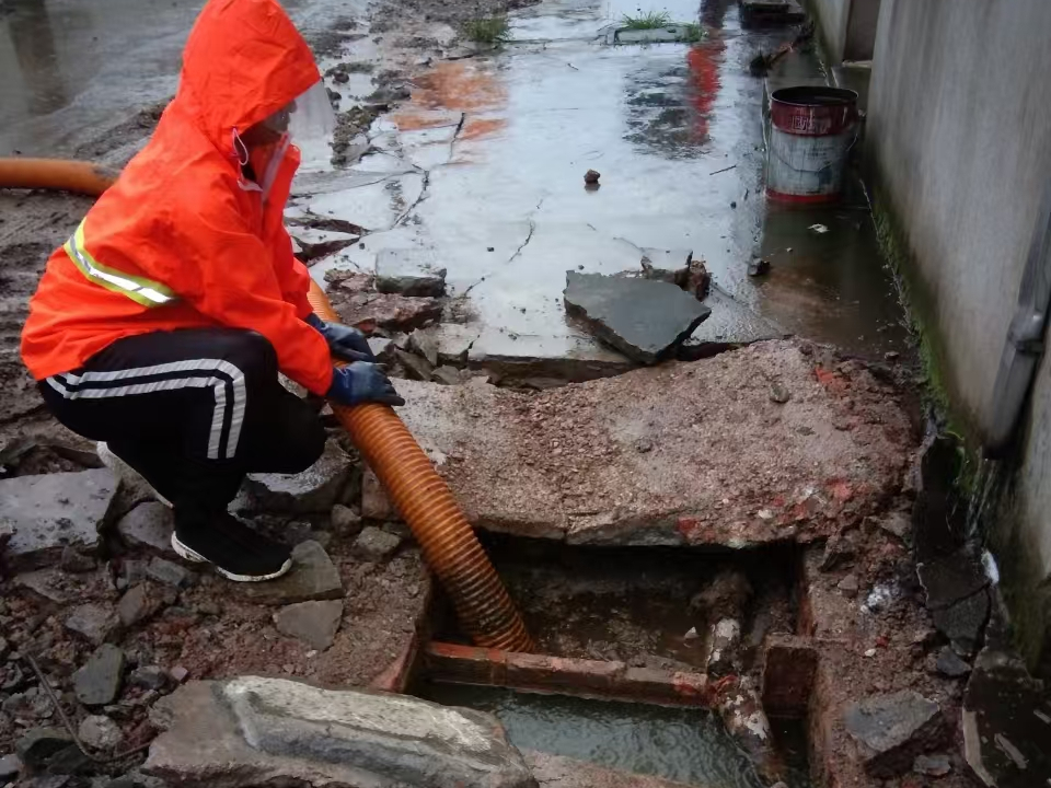 集安专业清理污水池 炜誉市政以规范流程守护城市 “肠道”